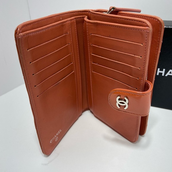 Chanel Patent Wallet pre loved in salmon color with silver cc logo, with box. - Picture 6 of 11